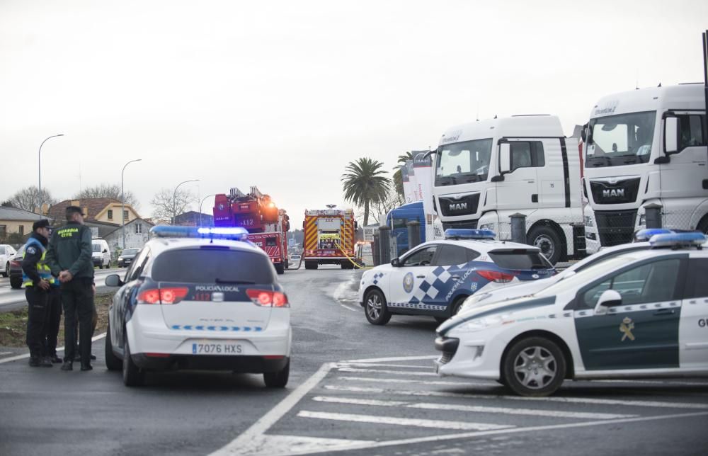 Bomberos del parque comarcal y efectivos de emergencias de Oleiros apagan un fuego en una nave de la compañía MAN situada junto a la Nacional VI - El fuego calcinó un camión y afectó a otros dos.