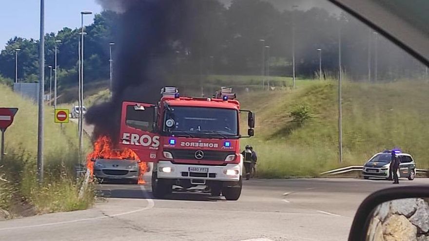 Vehículo ardiendo a la salida de la Autovía Minera, en La Ferrera