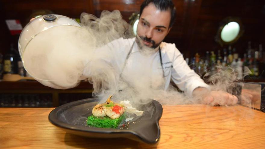 El chef Rubén González descubre la tapa ganadora, presentada bajo una campana de cristal