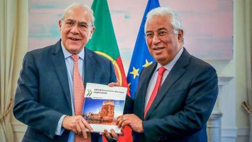 El primer ministro portugués António Costa (derecha), ayer, con el secretario general de la OCDE, el mexicano Ángel Gurría. // Efe