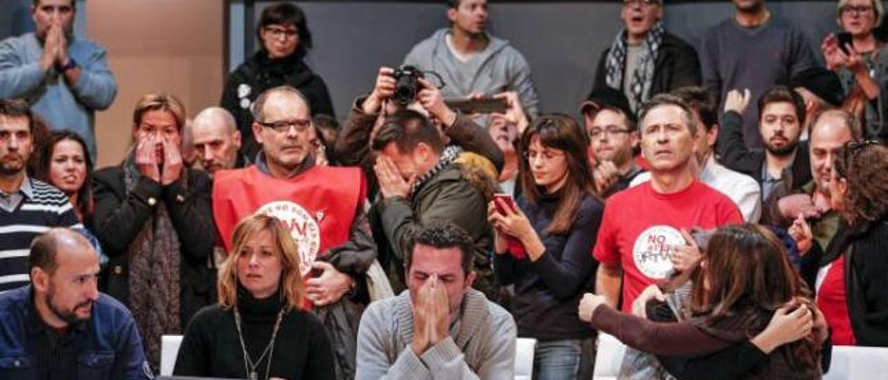 Reacción de los trabajadores de Canal 9 que estaban emitiendo en directo en el momento en el que se produjo el cierre de las emisiones.