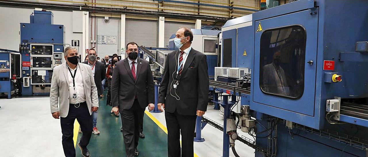 Por la izquierda, el alcalde de Mieres, Aníbal Vázquez; el presidente del Principado, Adrián Barbón y el director gerente de PMG Asturias, Néstor Martínez, durante la visita a la factoría mierense.