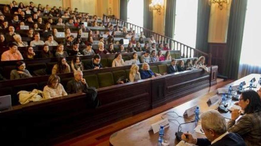 Debate sobre la reforma de la Constitución celebrado en el Claustre Obert 2018.