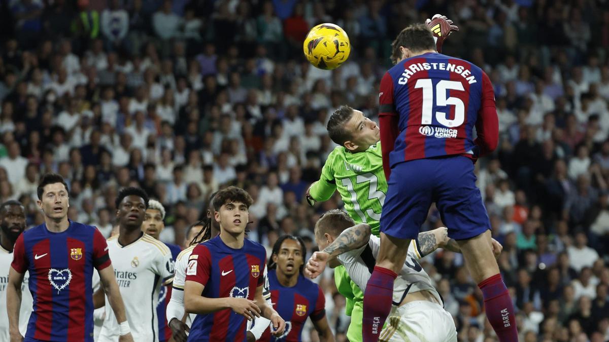 Christensen cabecea el 0-1 del Barça tras un gran saque de esquina servido por Raphinha en el Bernabéu.