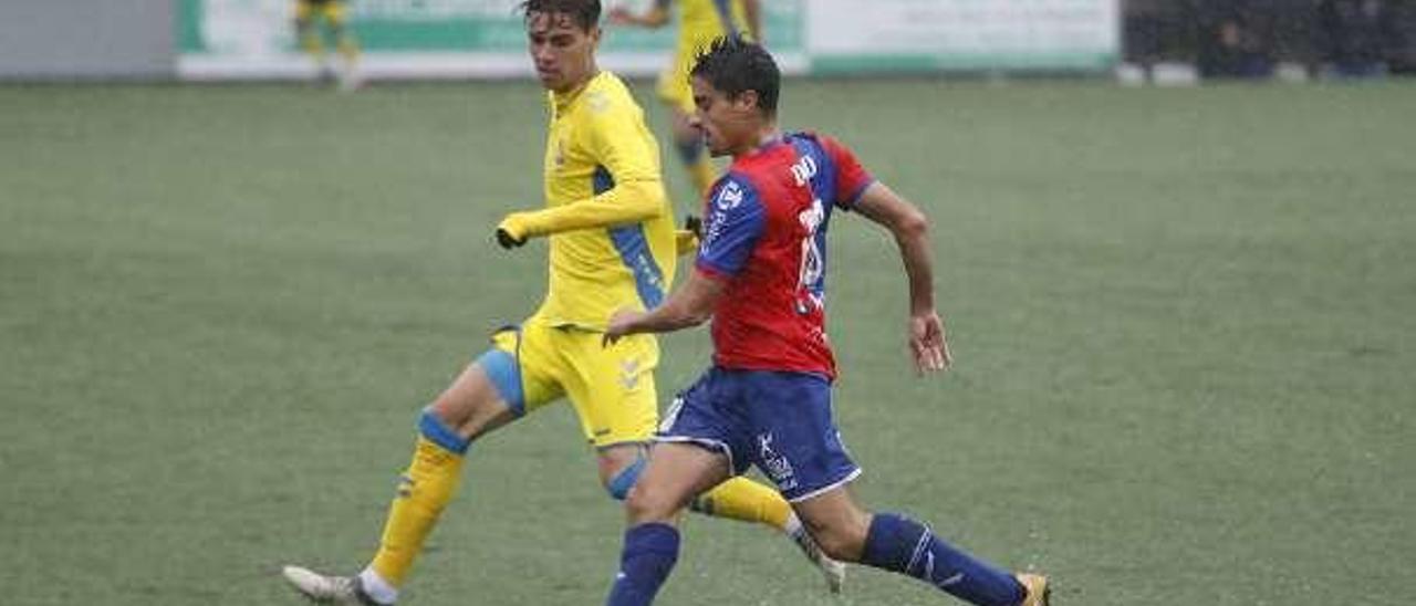 Davo, presionado por un rival en el partido ante Las Palmas Atlético.