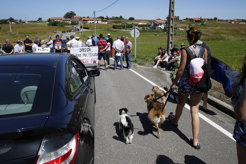 Concentración de los vecinos de Bayas, en Castrillón, contra la presencia de perros en la playa