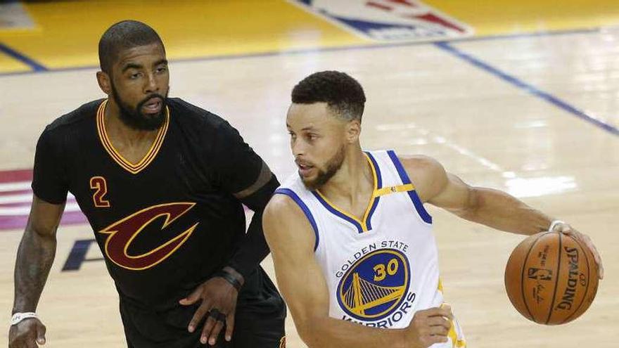 Curry trata de zafarse de Irving en el último partido de la final.