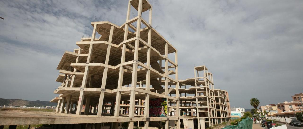 La estructura del hotel
inacabado de Punta Xinxó,
en Cala de Bou.  VICENT MARÍ