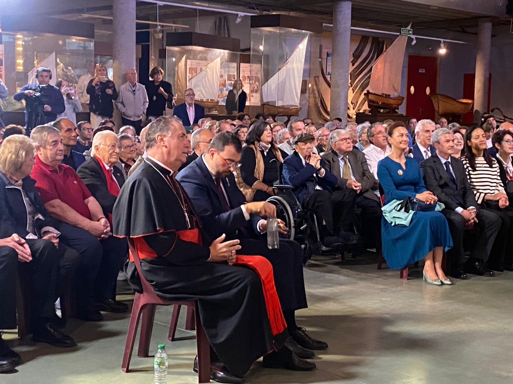 El cardenal Ángel  Fernández Artime recibe el título de Hijo Predilecto de Asturias en Luanco (Gozón)