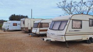 Algunos docentes han llegado a alojarse temporalmente en caravanas.