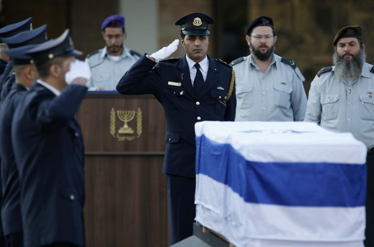 Un guàrdia de la Knesset ret honors a l’exprimer ministre israelià.