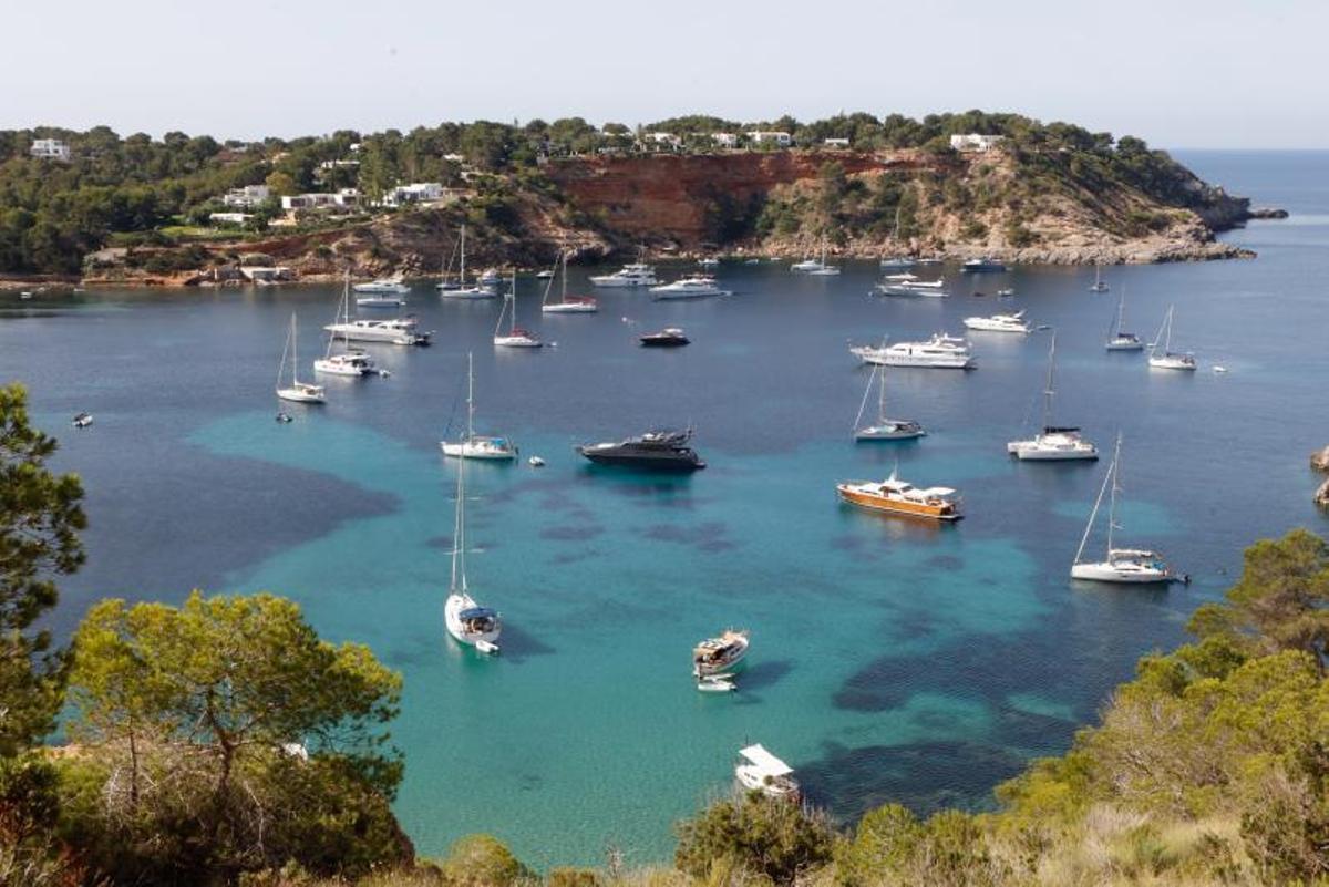 La bahía de Porroig, uno de los puntos con mayor concentración de fondeos incontrolados. | J.A.RIERA