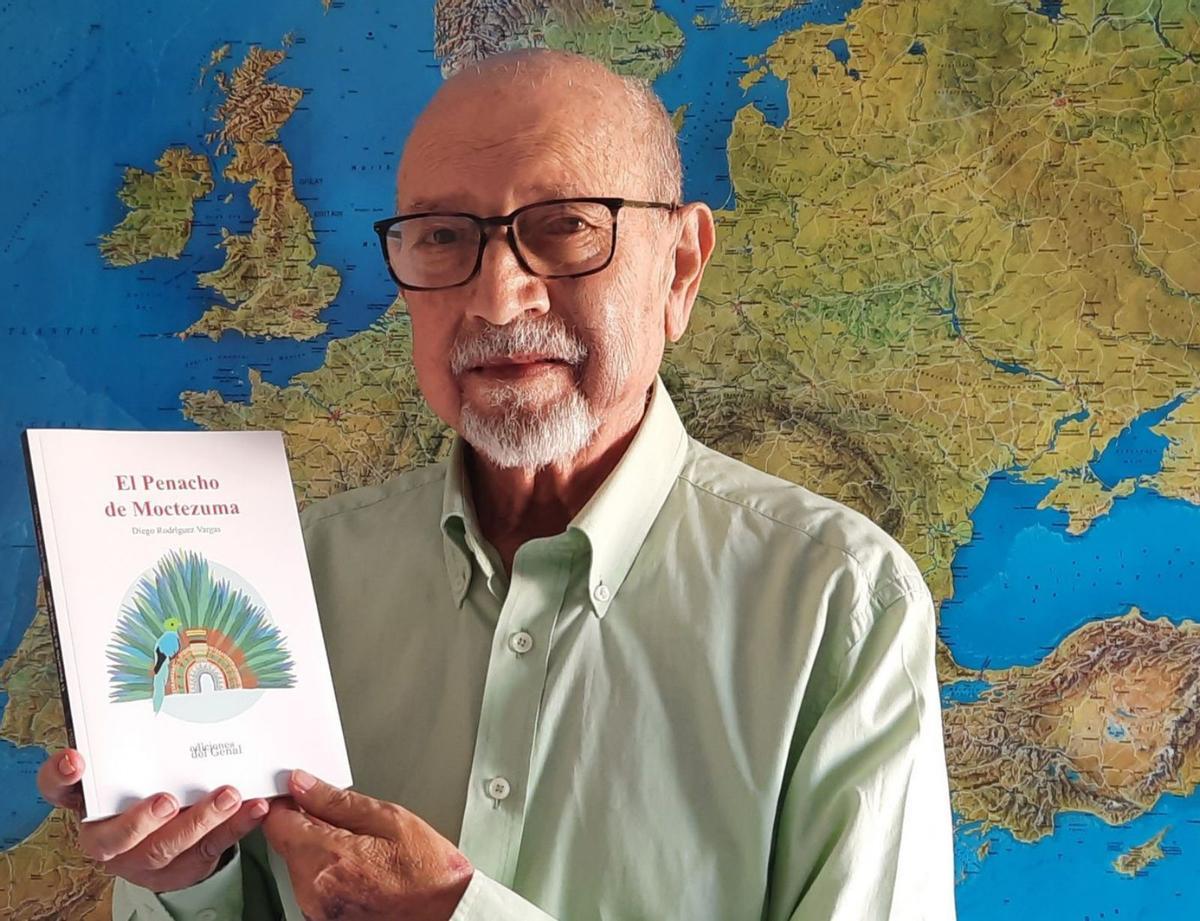 Diego Rodríguez Vargas, con su nuevo libro.