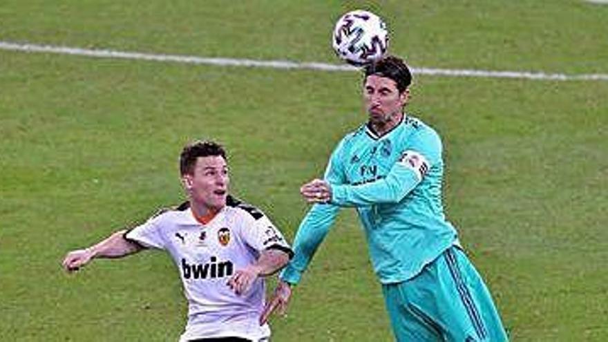 Un lance del encuentro entre Real Madrid y Valencia, que el martes estarán en el bombo copero.