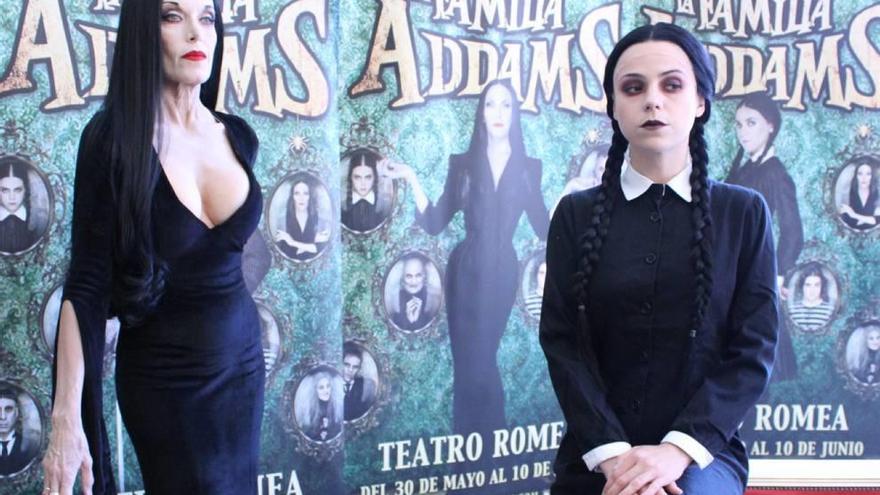 Carmen Conesa y Lydia Fairén, caracterizadas como Morticia y Miércoles, en el Teatro Romea.