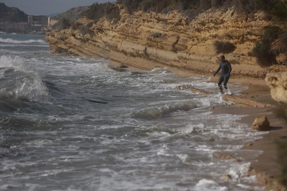 El temporal reúne a surfistas en busca de las mejores olas en la Caleta