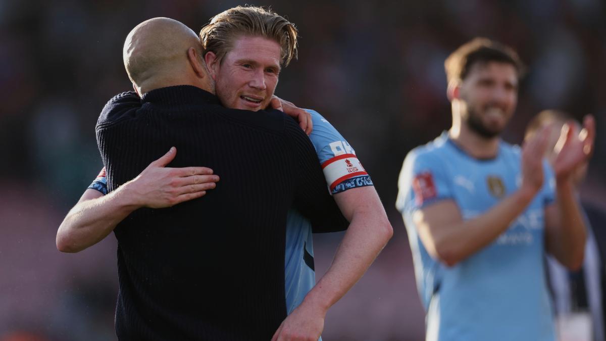 Pep Guardiola se abraza a Kevin de Bruyne en un partido de esta temporada