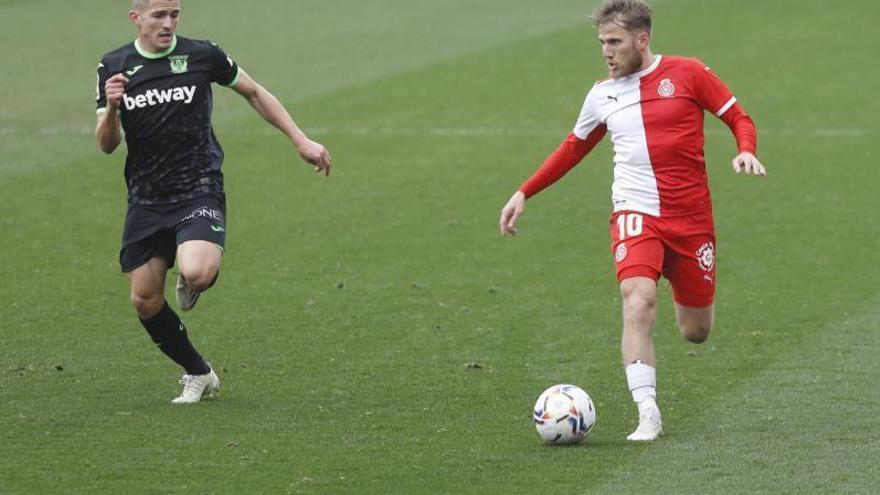 Samu Sáiz condueix la pilota davant Sergi Palencia durant el Girona-Leganés a l&#039;estadi.