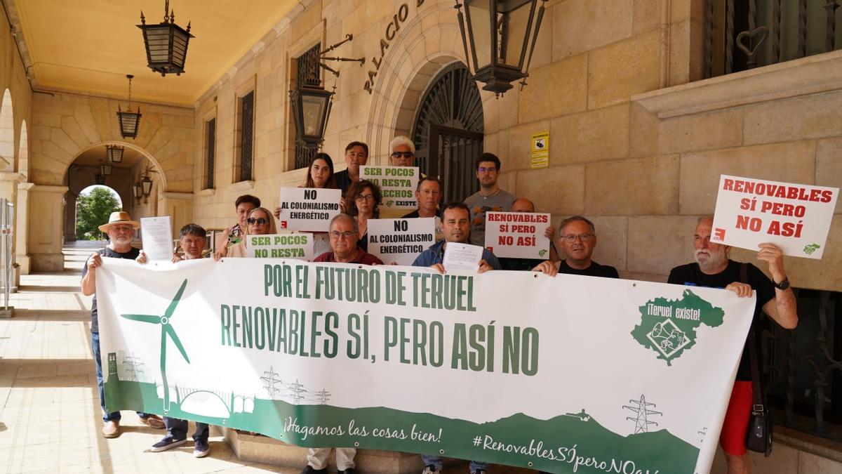Representantes de Teruel Existe, junto al diputado en el Congreso, Tomás Guitarte, tras presentar la denuncia.