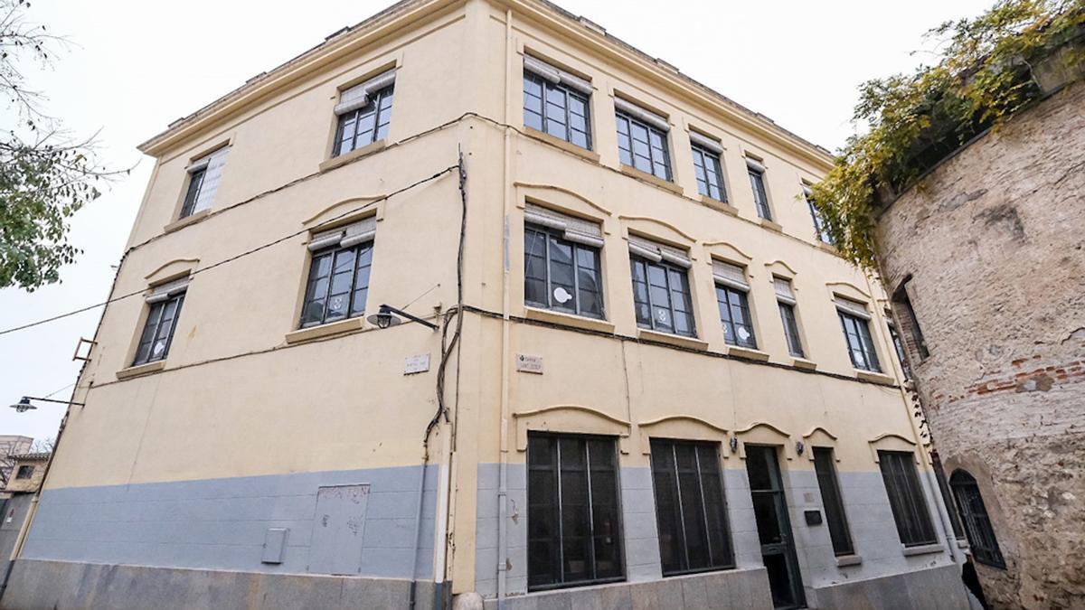 Façana de l'antiga UNED on l'Ajuntament de Girona preveu traslladar-hi l'escola del Galliner