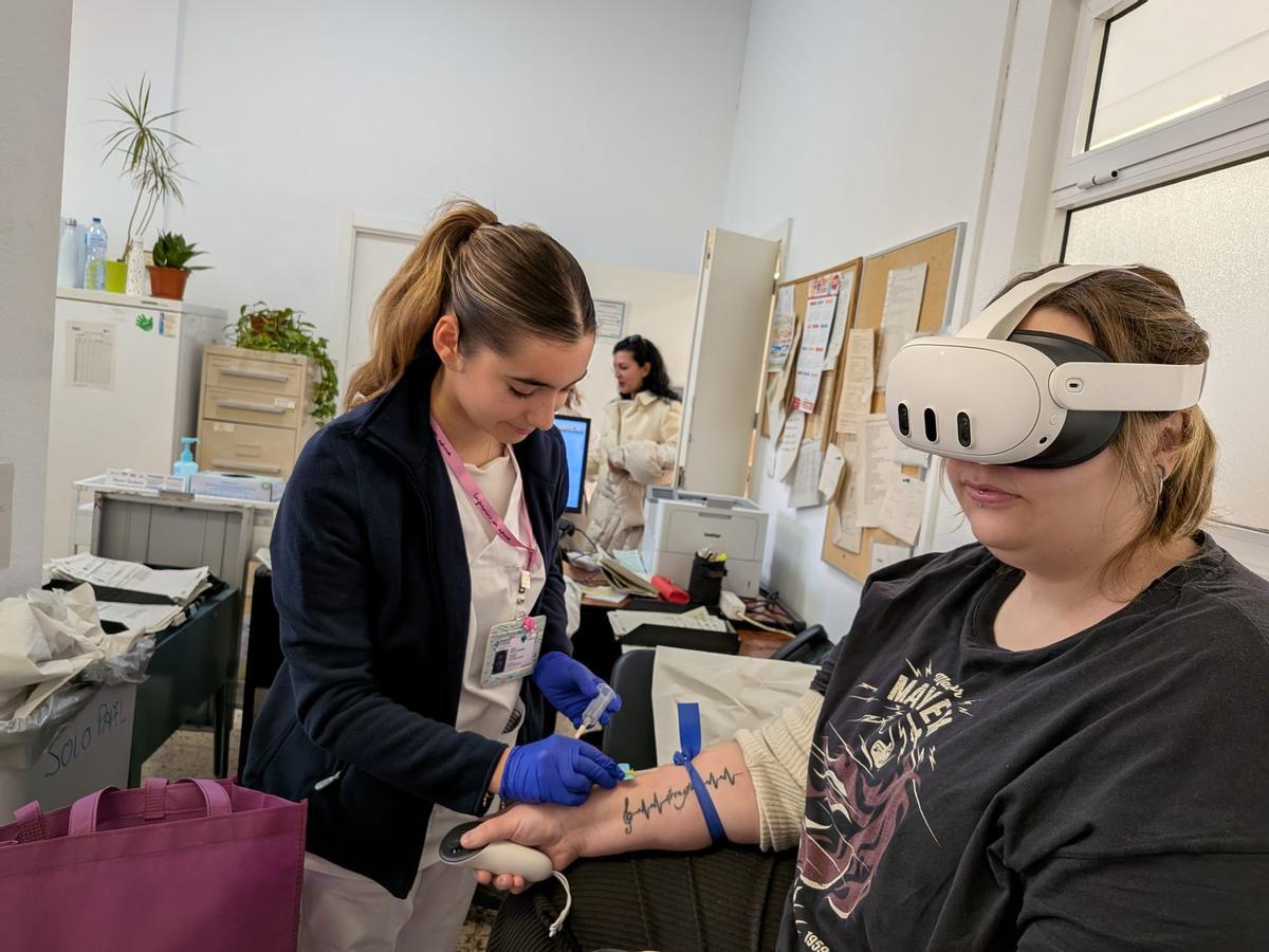 La realidad virtual ha llegado para aliviar los miedos a la extracción de sangre en los centros de salud del departamento del Hospital General de Elche