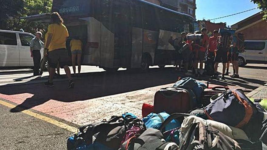 Usuaris de la Renfe arribant ahir a l&#039;estació de Puigcerdà amb l&#039;autobús que van haver d&#039;agafar a Ribes