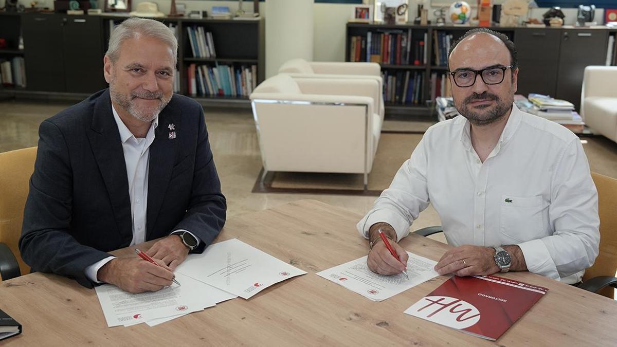 Firma del rector de la UMH, Juan José Ruiz, y el vicedecano del Colegio Notarial de Valencia, Gaspar Peral