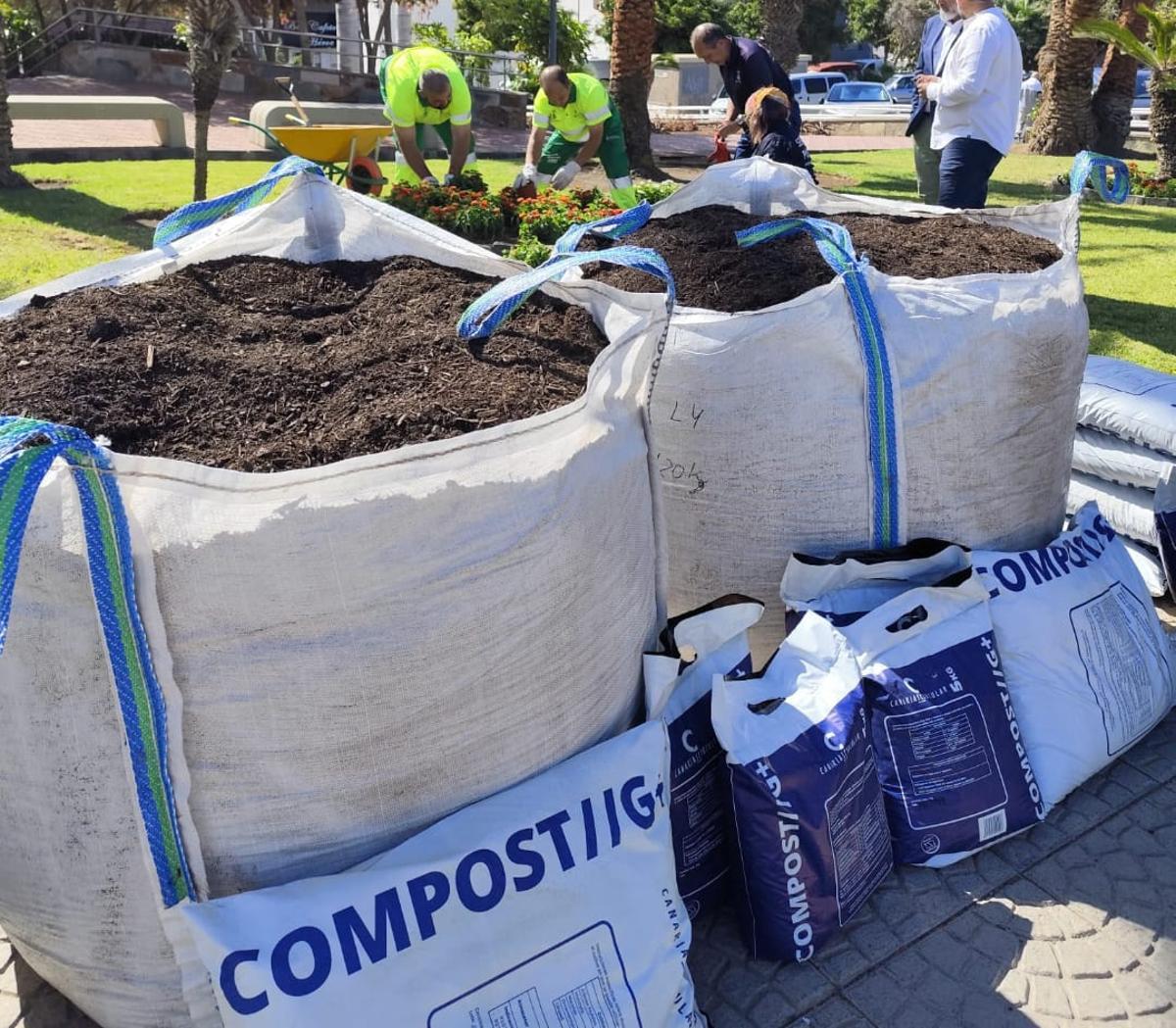 Tareas de ajardinamiento con el nuevo compost Km0.