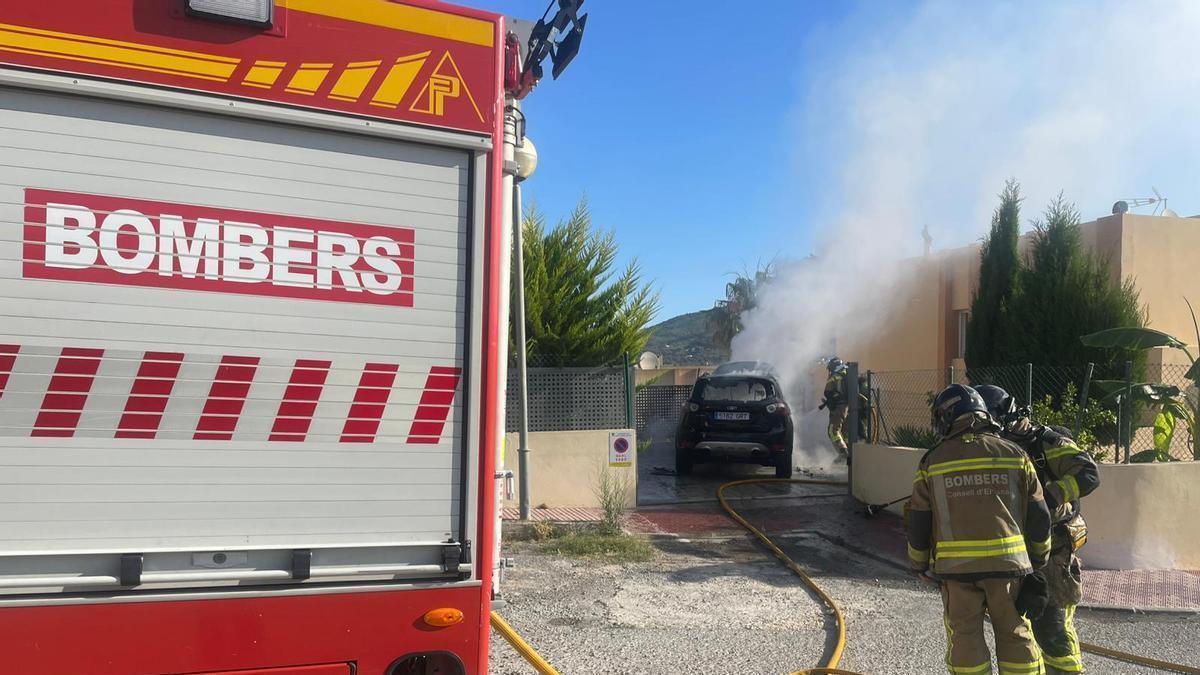 El coche incendiado en Siesta.