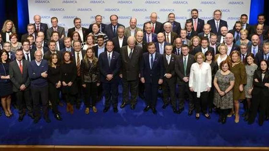 Escotet, Botas y Etcheverría posaron ayer con los empleados distinguidos. // Faro