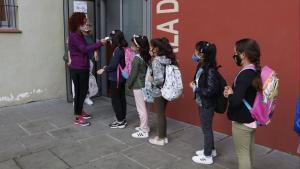 Cola de alumnos en el colegio Puig-Agut de Manlleu.