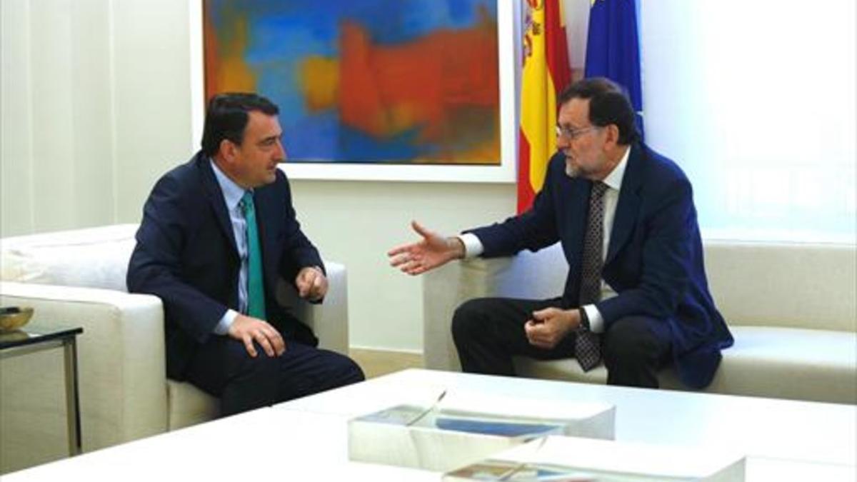 Rajoy, con el portavoz del PNV en el Congreso, Aitor Esteban, el pasado julio.