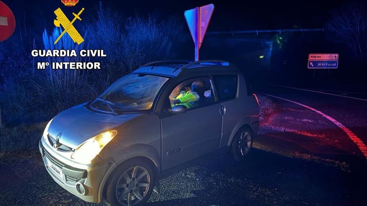 Un conductor de un coche sin carné circula en sentido contrario por la ...