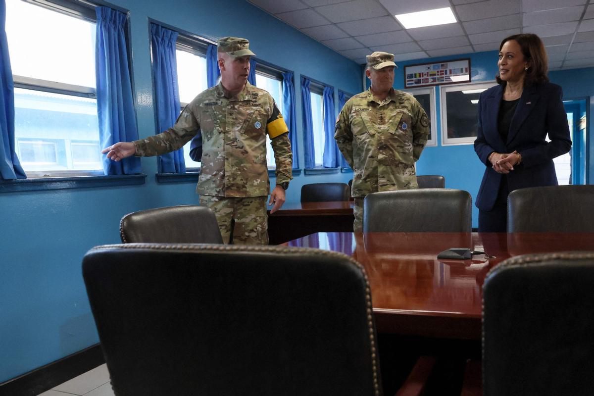 La vicepresidenta de EE. UU., Kamala Harris, se encuentra en un puesto de observación militar mientras visita la zona desmilitarizada (DMZ) que separa Corea del Norte y Corea del Sur, en Panmunjom el 29 de septiembre de 2022