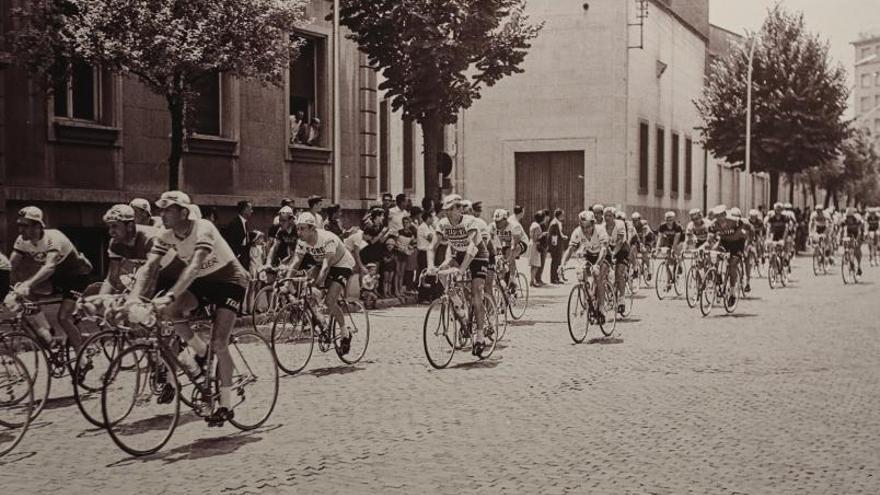 Ciclistes del Tour de França passant per la Gran Via de Jaume I de Girona, el juliol del 1965. 