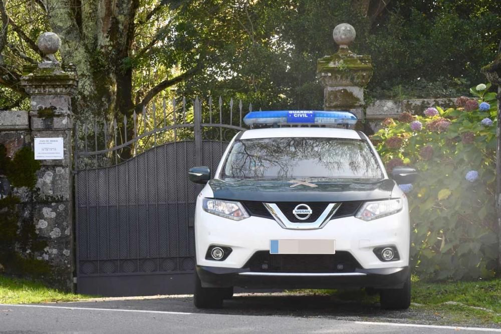 Una patrulla de la Guardia Civil custodia el patrimonio del Pazo de Meirás, supervisando las entradas y salidas al inmueble, a la espera de que lleve a cabo el inventario ordenado por el juzgado.