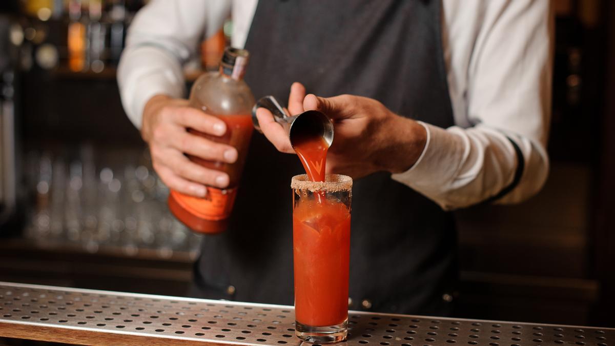 Un 'bartender' prepara un Bloody Mary, un cóctel que cumple 100 años