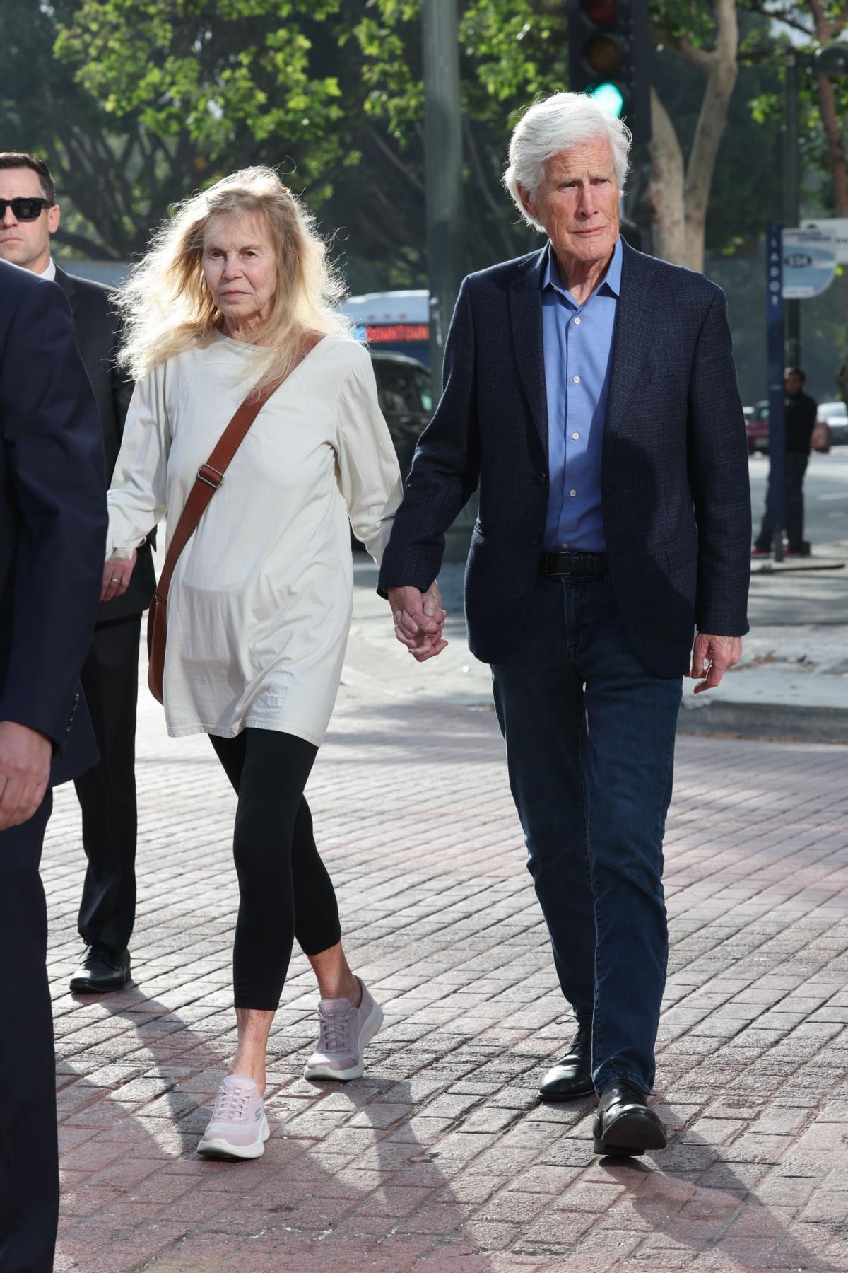Suzanne Perry, madre de Matthew Perry, junto a su pareja, Keith Morrison