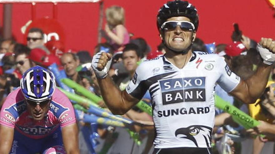 Juan José Haedo en el momento de cruzar como ganador la meta de la decimosexta etapa de la Vuelta a España 2011.