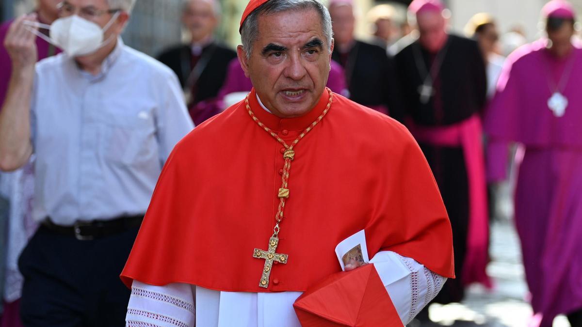 Archivo - FILED - 27 August 2022, Vatican, Vatican City: Italian Cardinal Angelo Becciu arrives for a consistory in St. Peter's Basilica. On Saturday, the Vatican Court of Justice sentenced the Italian Cardinal Angelo Becciu to five years and six months i