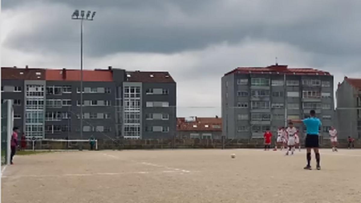 El árbitro del partido, momentos antes de que se lanzase un penalti en contra del Arenas de Alcabre