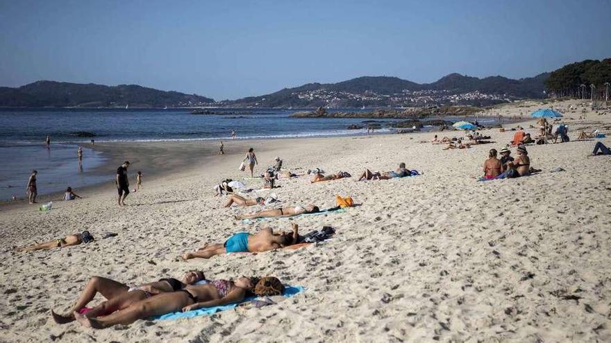 Aspecto de la playa de Samil, ayer en Vigo, donde se rozaron los 30 grados de temperatura. // Cristina Graña