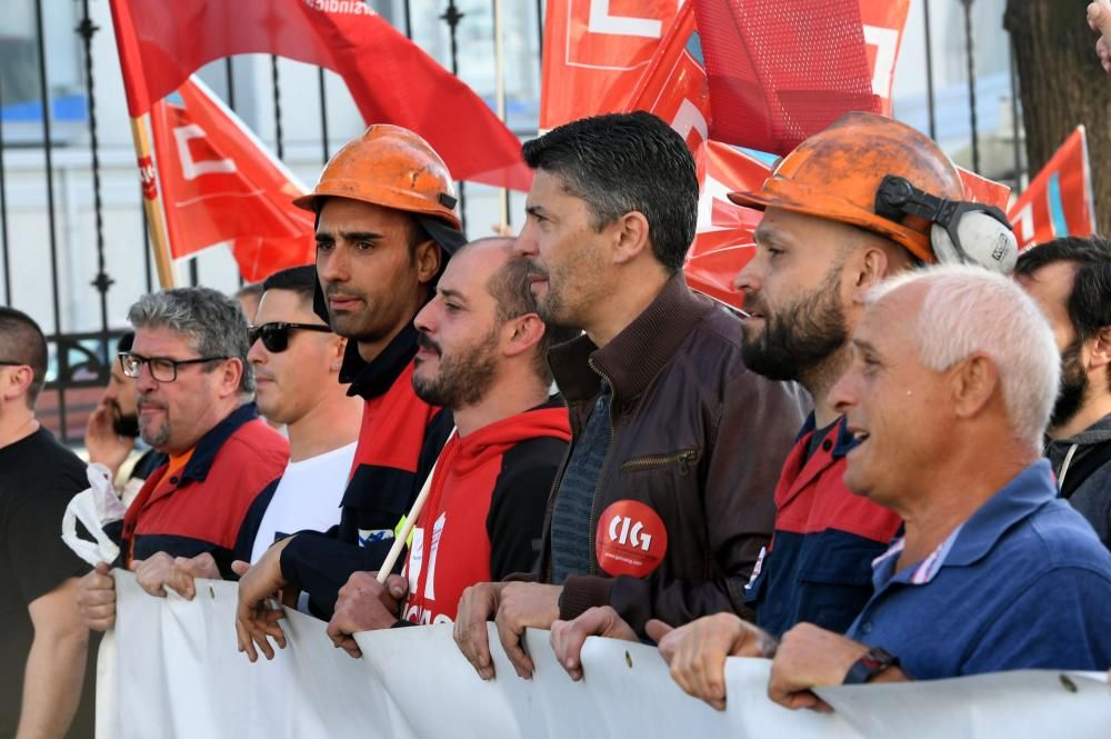 La concentración cuenta con una participación masiva - Entre los asistentes, trabajadores de la planta en Avilés y miembros de la Corporación.