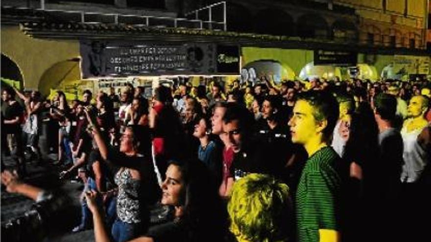 La plaça de Puigmercadal plena, en un dels concerts de dissabte a la nit de la Festa Major Alternativa