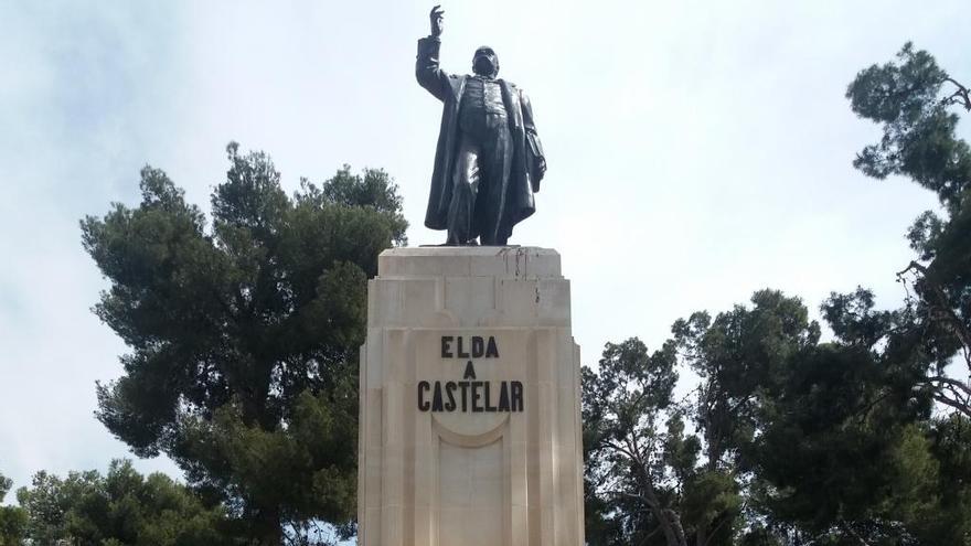 La comitiva posando junto a la estatua de Castelar en Elda