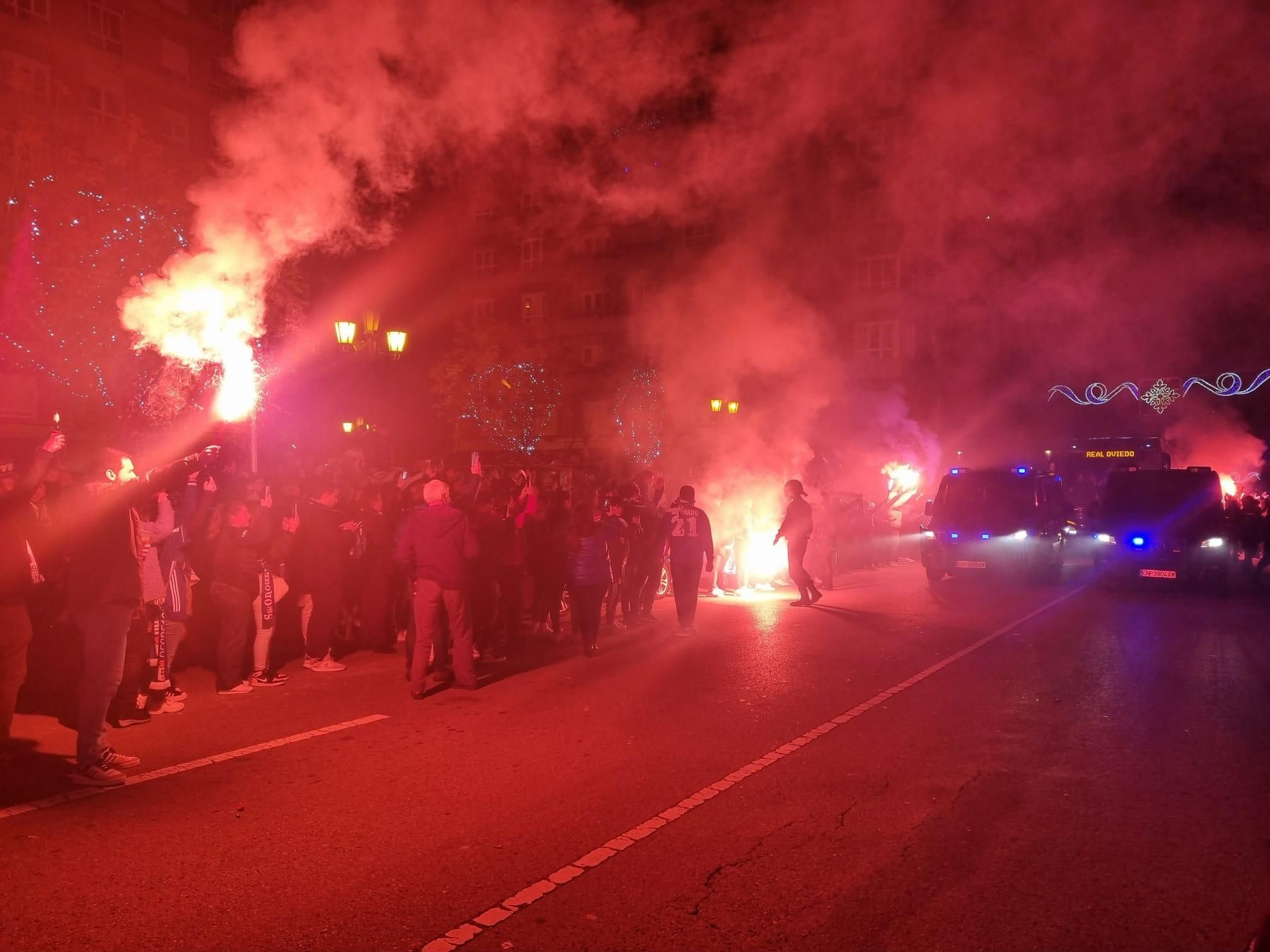 Las aficiones del Oviedo y el Sporting calientan motores antes del derbi