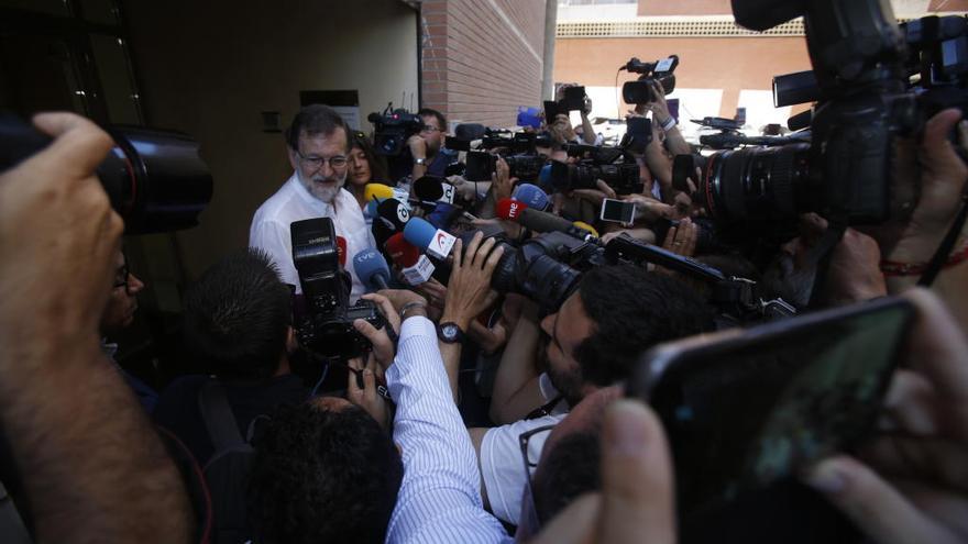 Mariano Rajoy, a las puertas del Registro de la Propiedad de Santa Pola