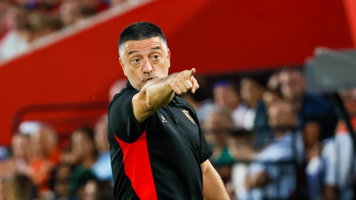 El entrenador del Sevilla, García Pimienta, durante el partido de LaLiga entre el Mallorca y el Sevilla