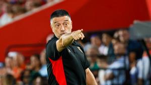 El entrenador del Sevilla, García Pimienta, durante el partido de LaLiga entre el Mallorca y el Sevilla