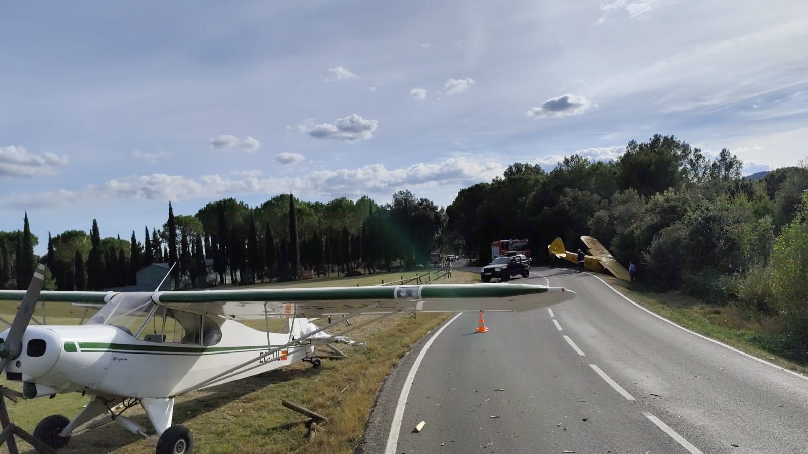 Dues avionetes acaben a la carretera en un intent fallit d’aterratge a Beuda